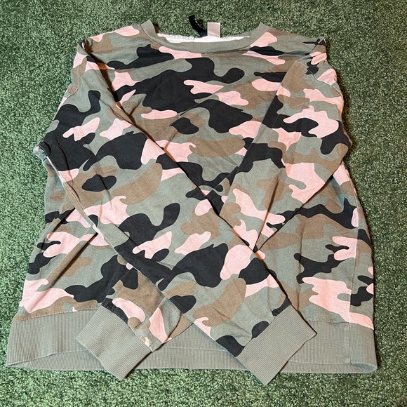 ✨ Classic Camo-Print Pullover 🤎 - Picture 2 of 4
